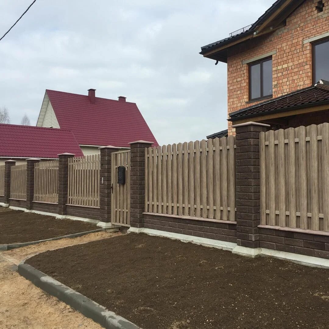 Фасад участка с забором из металлического штакетника