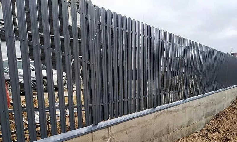 Забор из металлического штакетника